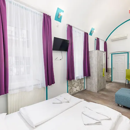 アパートホテル Amber Gardenview Downtown 4*